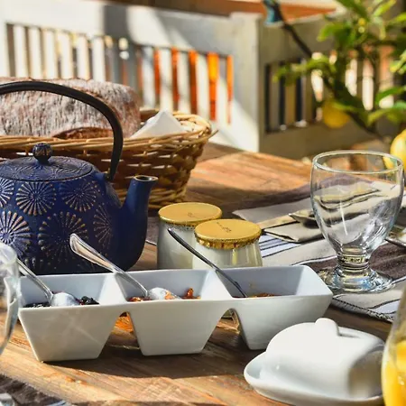 D'hotes Domaine De Ginouilhac Bed & Breakfast